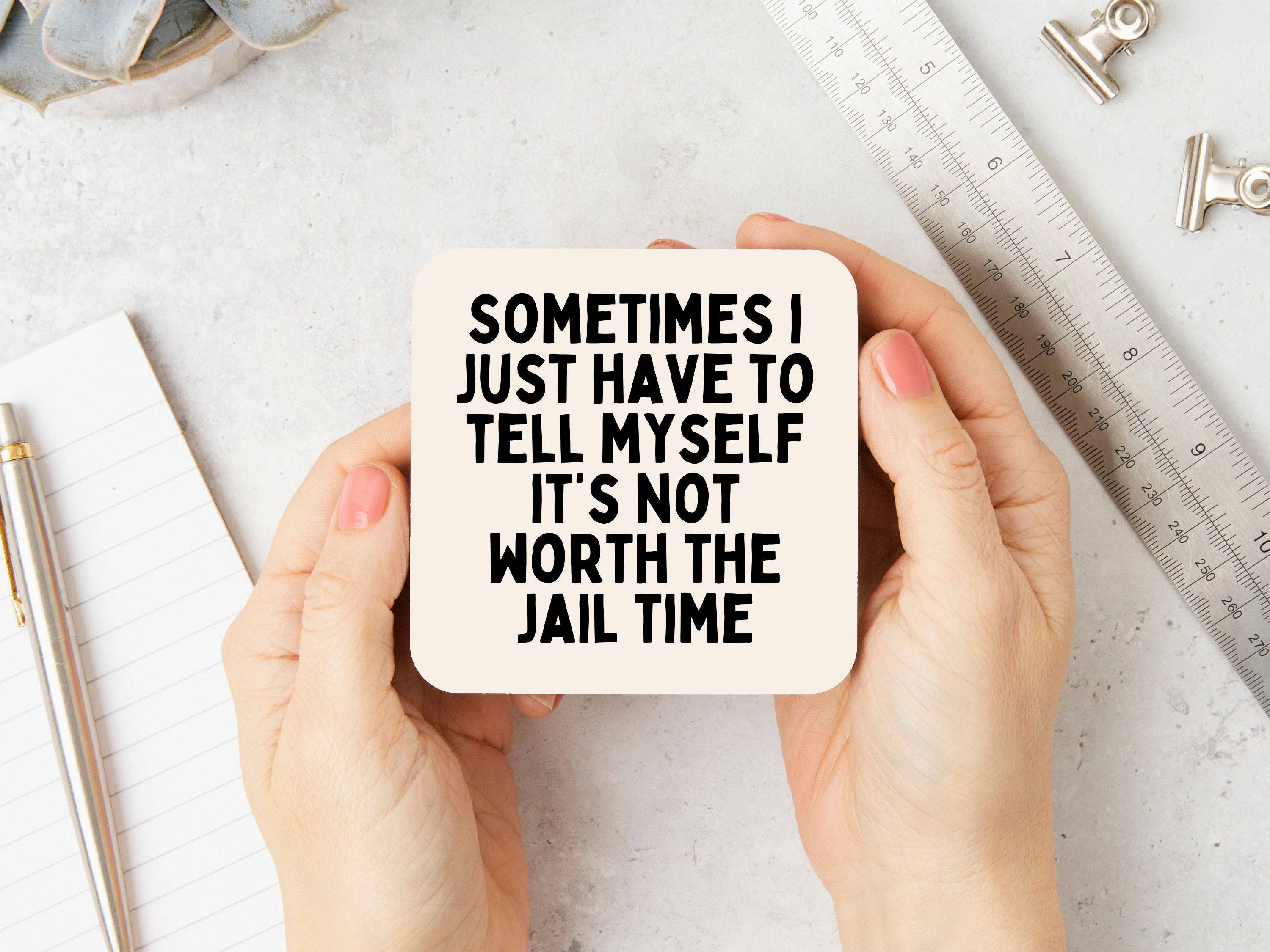 Blanc Parfois, je dois juste me dire que ça ne vaut pas le temps de prison | Noir et Crème | Dessous de verre en vente sur Faire1