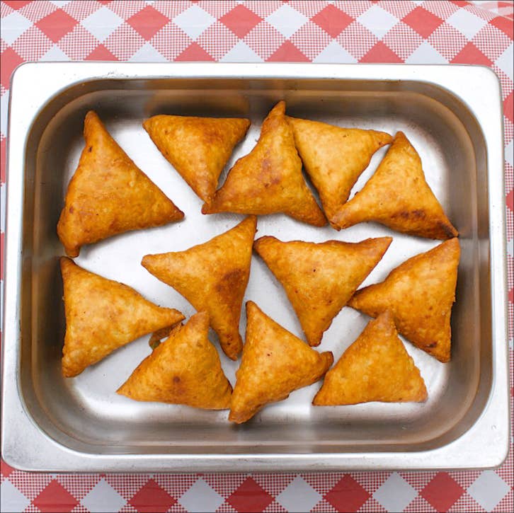 Agi’s Caribbean – Großhandel Haltbares Fertiggericht – Agis Hähnchen-Curry-Samosas4