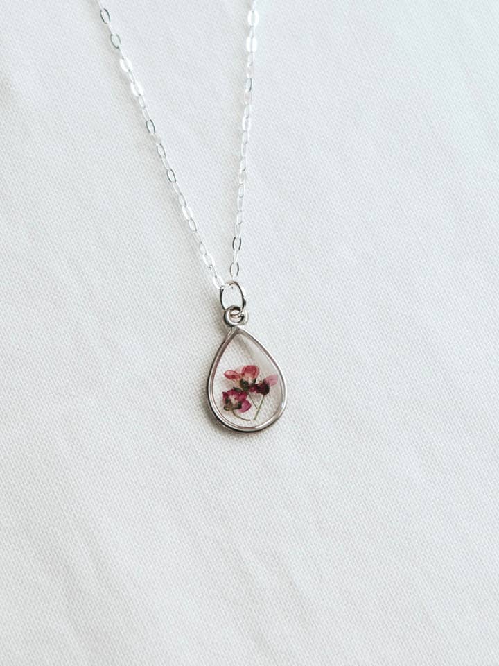Collier botanique rose Alyssum pour la vente par Ephemera