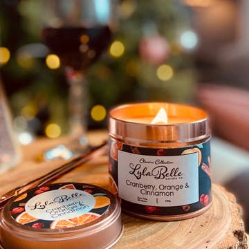 Bougie en étain aux canneberges, oranges et cannelle pour la vente par Lyla Belle Candle Co.