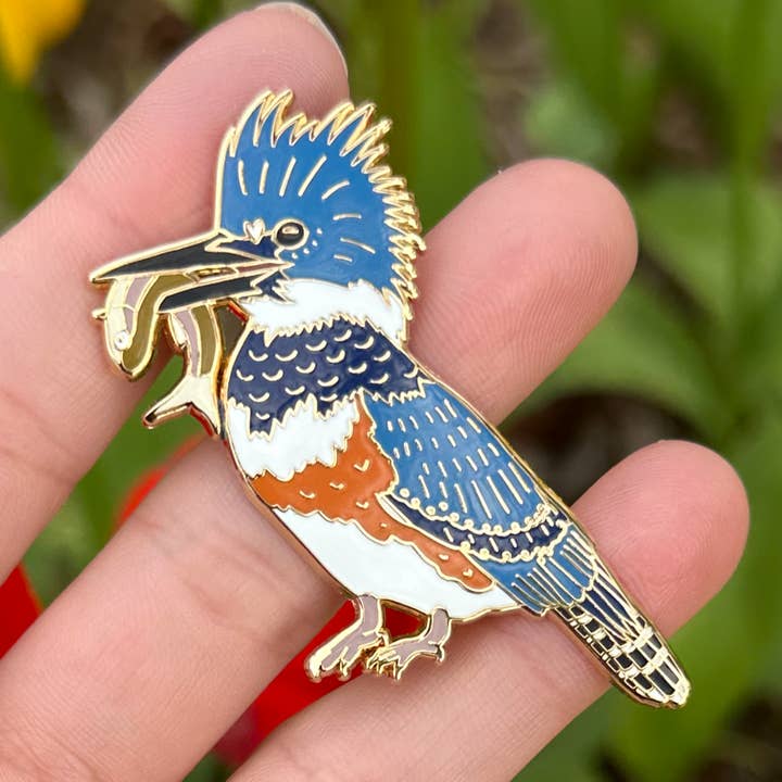 Épinglette en émail Kingfisher ceinturée - 25 % pour une œuvre caritative ! pour la vente par Owl & Bear Studio
