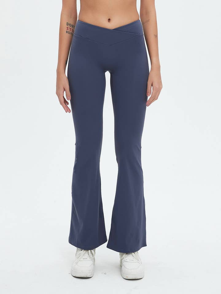 Pantaloni Yoga a Zampa con Vita a V Sostenibili Alia EcoCore™ CrossOver per la vendita all'ingrosso da parte di Mantra Active