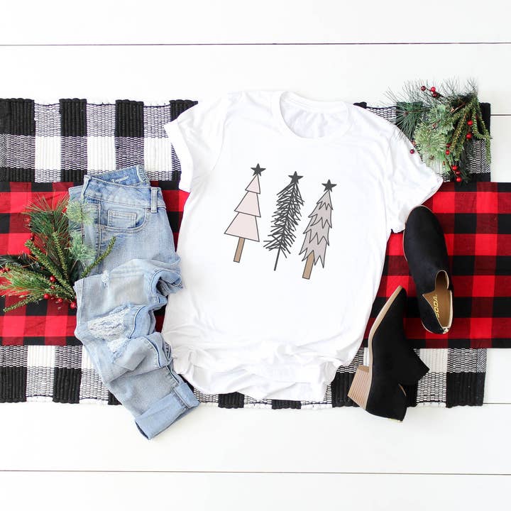 Arbres de Noël rustiques | Chemise à thème des Fêtes | Bella Tee pour la vente par Amy Anne Apparel Inc