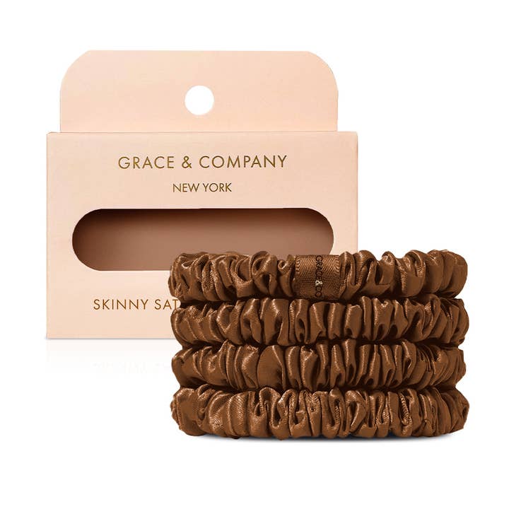 Tynde satin scrunchies 4-pak - Kardemomme for engroshandel hos GRACE & COMPANY