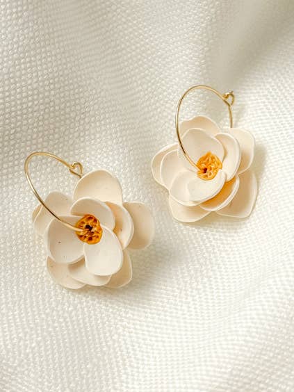 Søde Magnolia Hoop Øreringe for engroshandel hos Tacklebox Jewelry