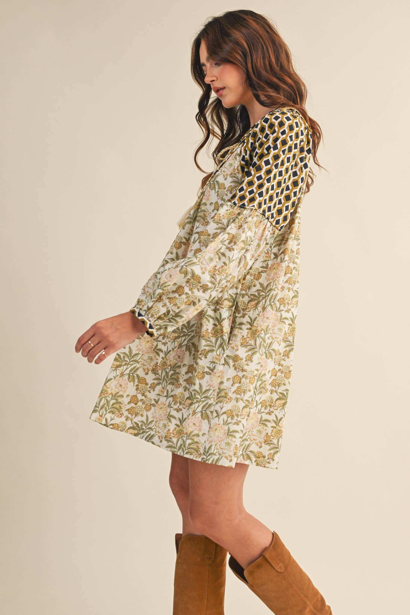 &MERCI - Wholesale Dress - Women's - FLORAL CONTRAST SLEEVE MINI DRESS MDR416919