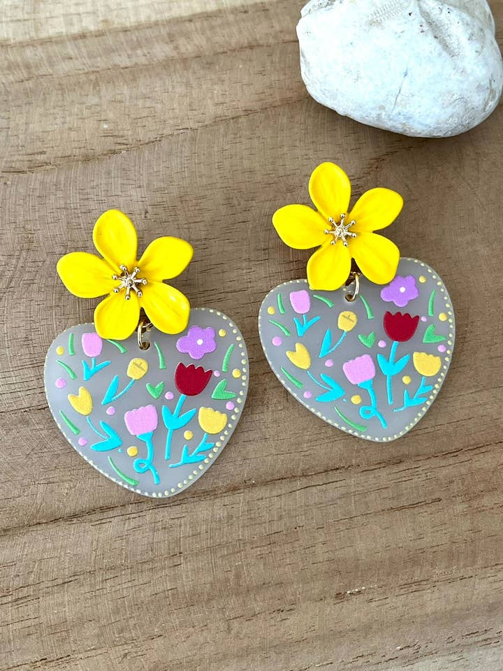 RHEA floral motif earrings - Yellow flower and acrylic heart for wholesale by Innaya