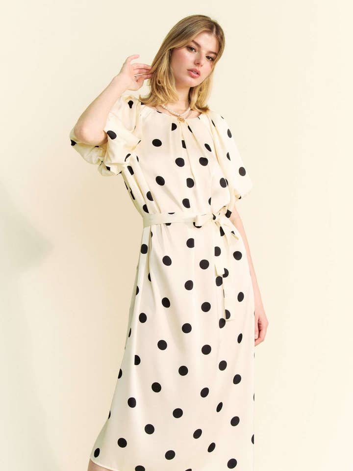 GEPUNKTETES MIDIKLEID MIT PUFFÄRMELN UND TAILLENBAND für den Großhandel von Davi & Dani