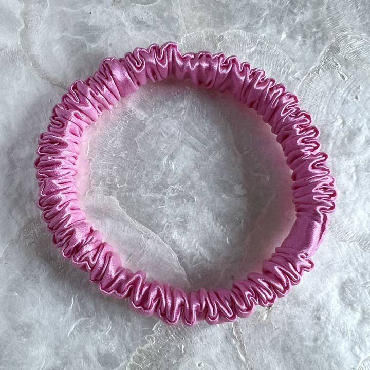 Aurora silkeskrunchie hot pink for engroshandel hos Trésorie