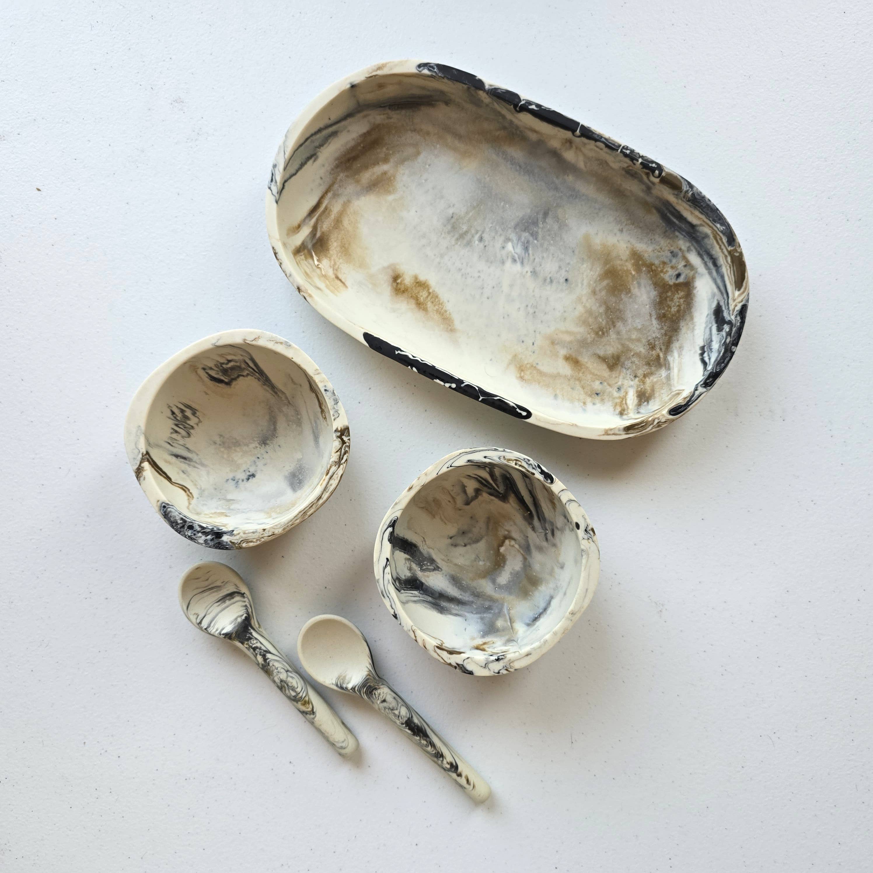 Gibb & Daan – Engroshandel Serveringsbakke – Lille serveringsbakke med 2 skåle og skeer - Håndhældt harpiks32