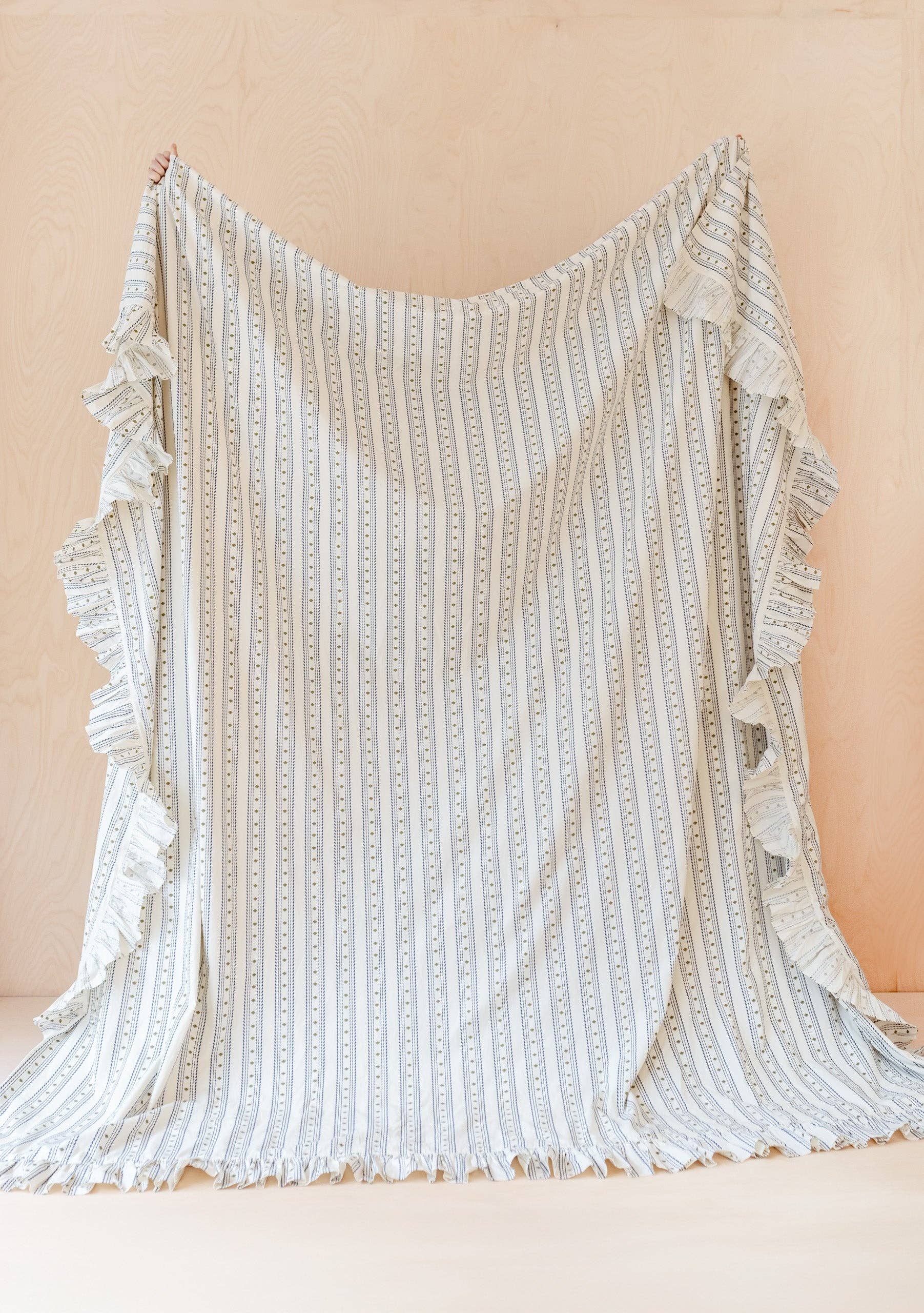 TBCo – wholesale Duvet cover – Cotton Duvet Cover in Navy Ditsy Floral1