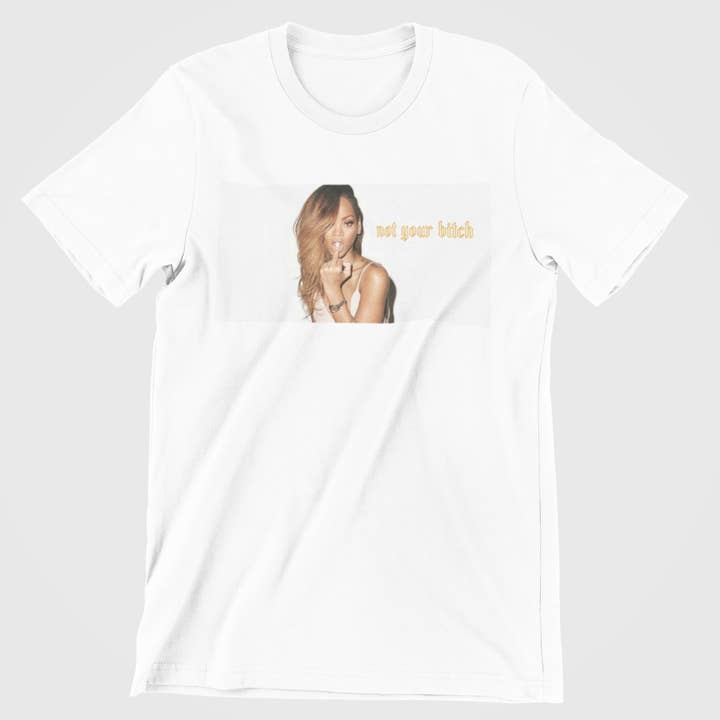 T-shirt graphique « Not Your B » de Rhianna pour la vente par Suga Bearz