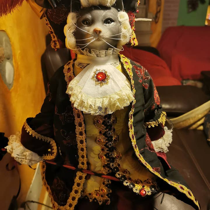 MARAEL - Vente Figurine décorative - Poupée en porcelaine style vénitien du XVIIIe siècle avec chat noir