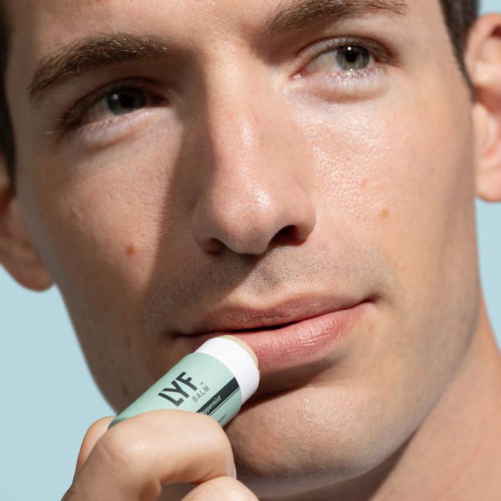 LYF BRANDS - Vendita all'ingrosso Burro di cacao - LYF Balm - Balsamo Labbra Naturale Lux - 24 unità (espositore grigio)12