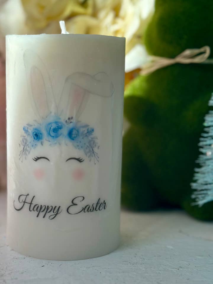 Vela con forma de pilar alto con diseño de conejo de pascua azul para venta al por mayor de Peaceful Vibes Essential