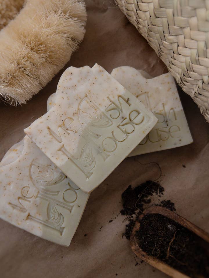 Savon Artisanal à Double Exfoliation du Jardinier pour la vente par The Ash House Soap Studio