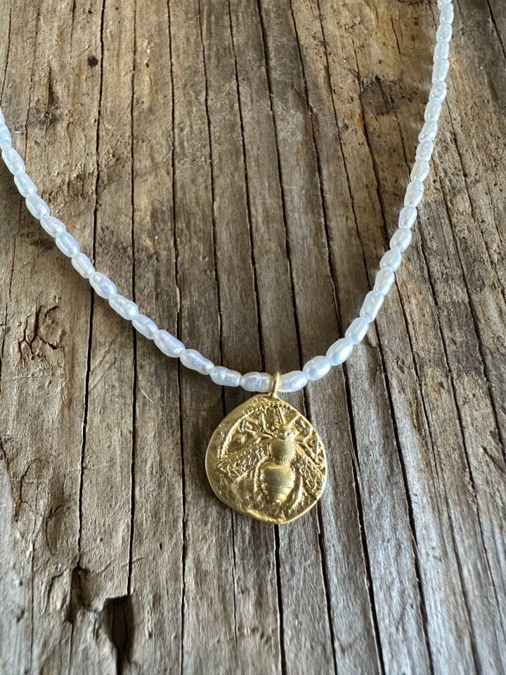 BEE Pendant Pearl Short Necklace for wholesale by Sirena Home