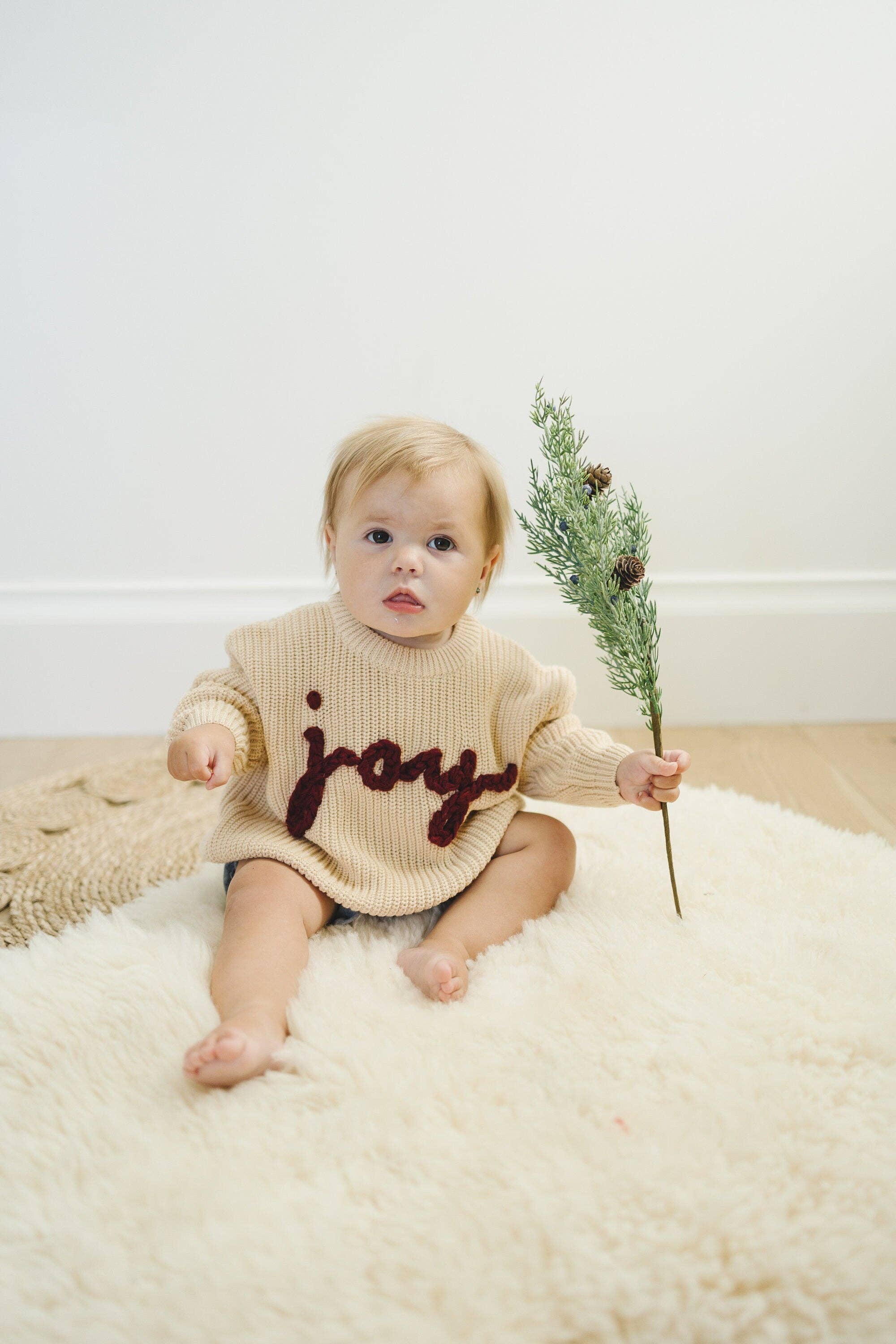 Little Joy Co. – Großhandel Strickpullover – Kinder – Joy Handbestickter Weihnachtspullover - Kleinkindgrößen3