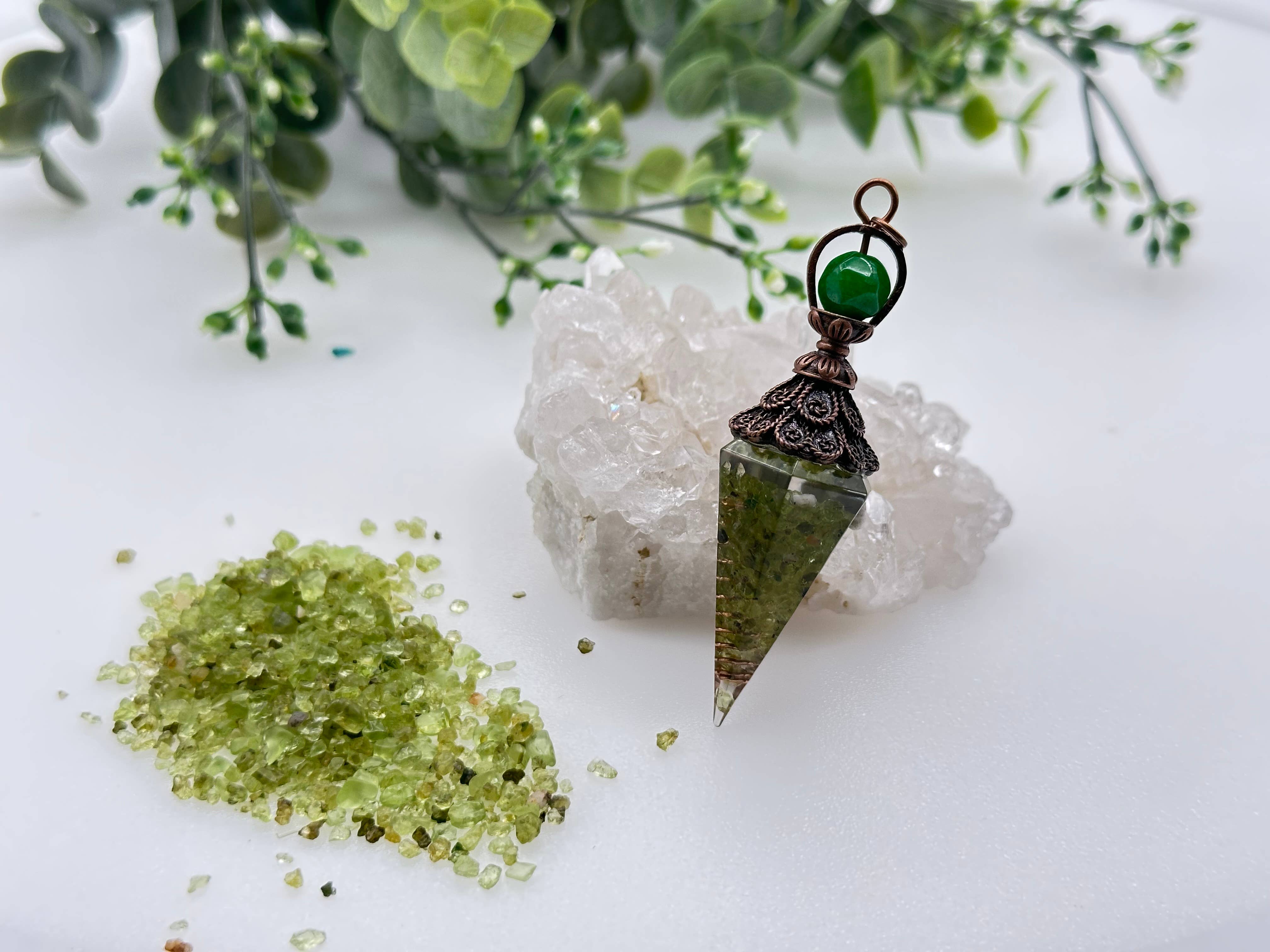 Meraki Gemstones - Vendita all'ingrosso Tavole divinatorie - Pendolo in Resina con Schegge di Pietra Preziosa di Prehnite e Rame2