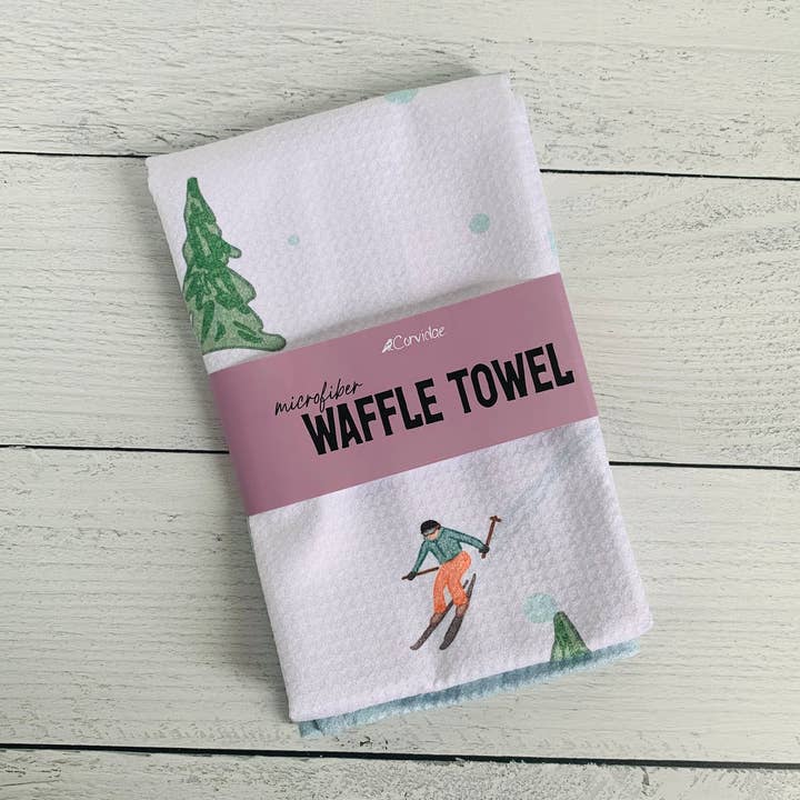 Torchon de cuisine en microfibre gaufrée Skier Holiday pour la vente par Corvidae drawings & designs