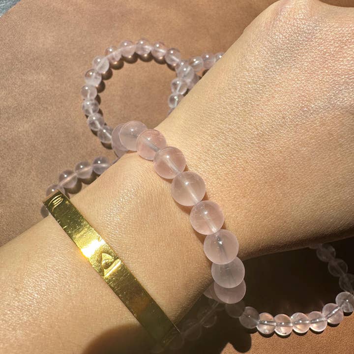 Moon Rituals – Großhandel Perlenarmband – Rosenquarz-Armband aus Mosambik — 8 mm Perlen mit 13 mm Kopfperle und 14 Karat vergoldeten Abstandsperlen5