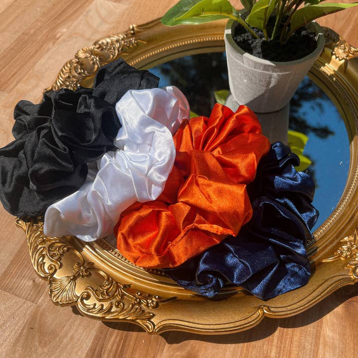 Scrunchies in raso di seta | Scrunchies per capelli lisci | Scrunchies di seta per donna | Scrunchies in raso jumbo per la vendita all'ingrosso da parte di Normanco