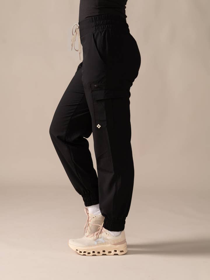 Cap Trinité Cargo Pant - Total Eclipse pour la vente par Rose Boreal