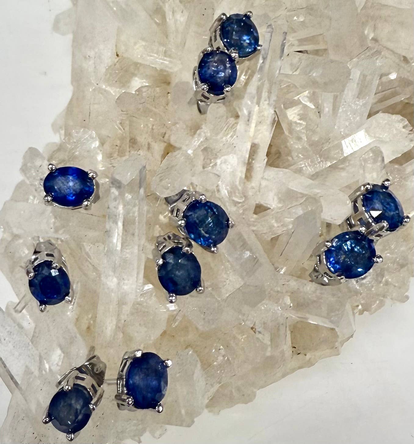 KayleeNYC – wholesale Solitärörhängen – Naturliga safirörhängen i sterlingsilver (925) 5x7 mm1