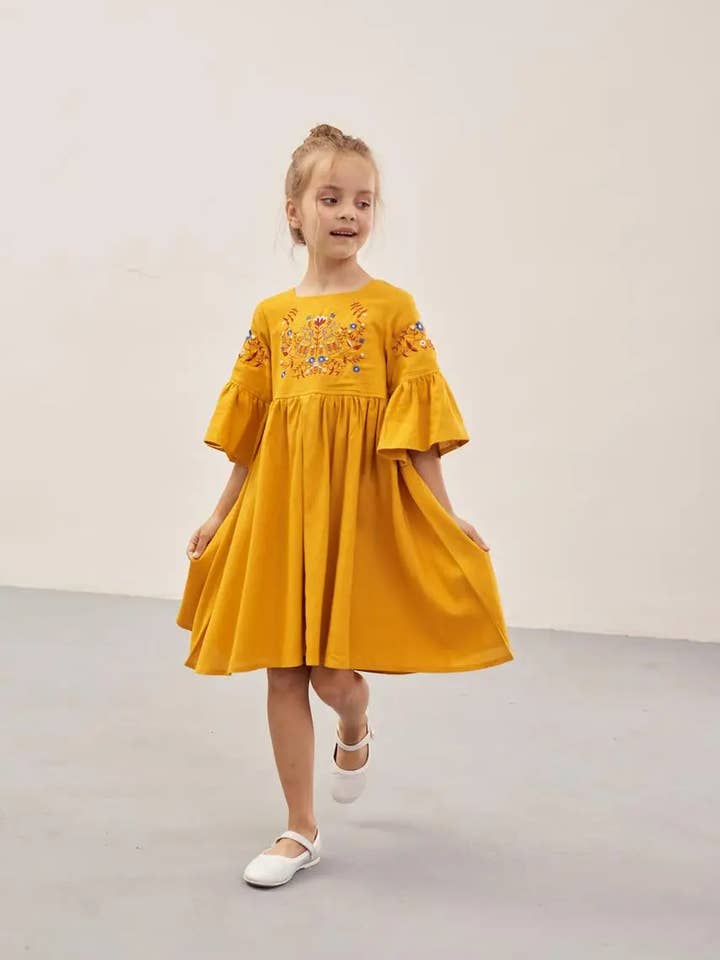 Robe brodée pour fille lapins jaune pour la vente par Handmade Originals Ukraine