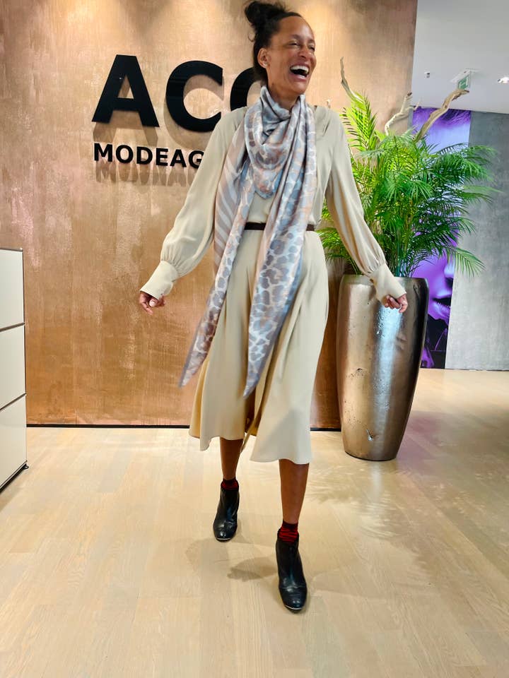 Sciarpa lunga Leo Zebra crema per la vendita all'ingrosso da parte di Ebony & Ivory