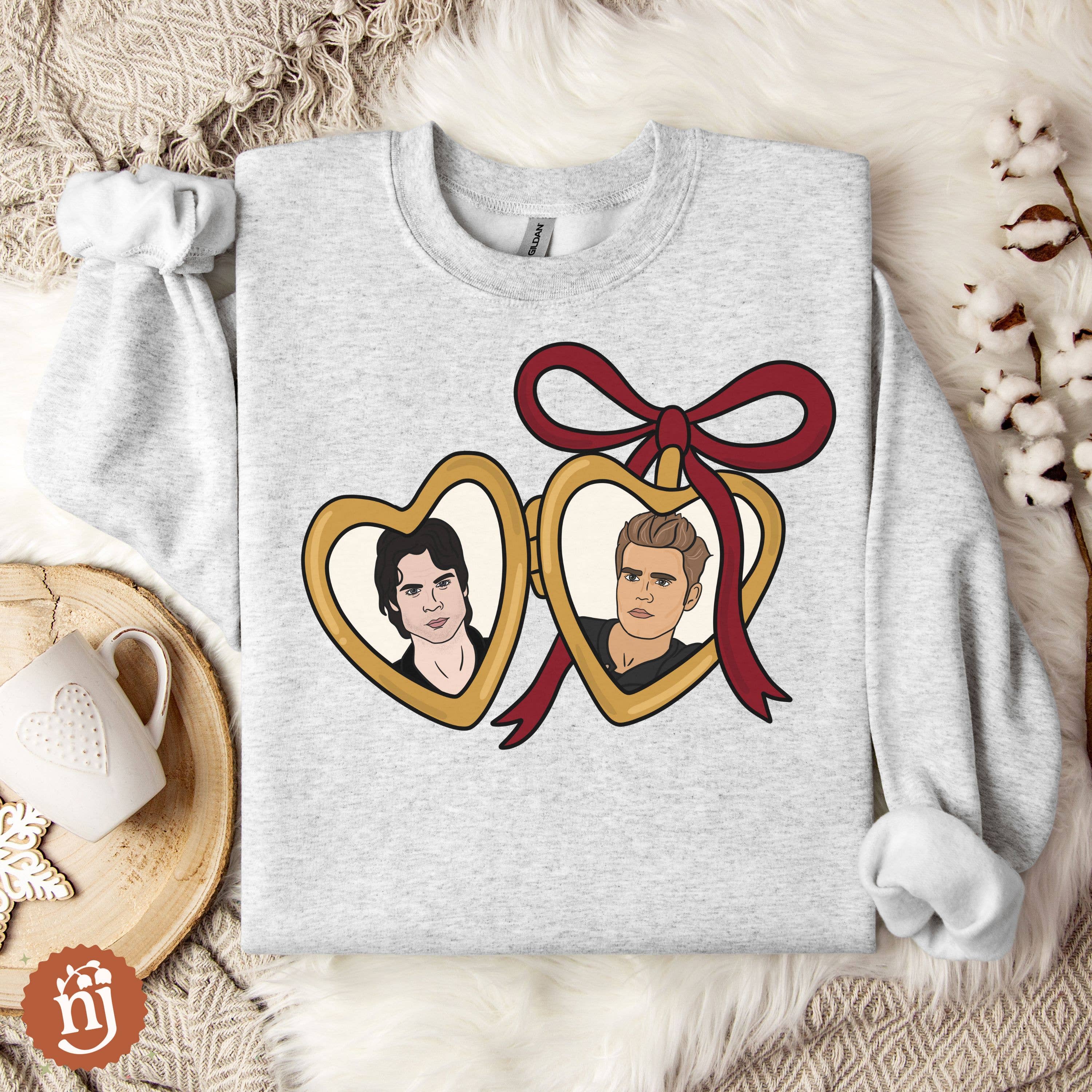 Nearly June Design Co - Vendita all'ingrosso Felpa - Unisex - Felpa con ciondolo dei fratelli Salvatore di The Vampire Diaries0