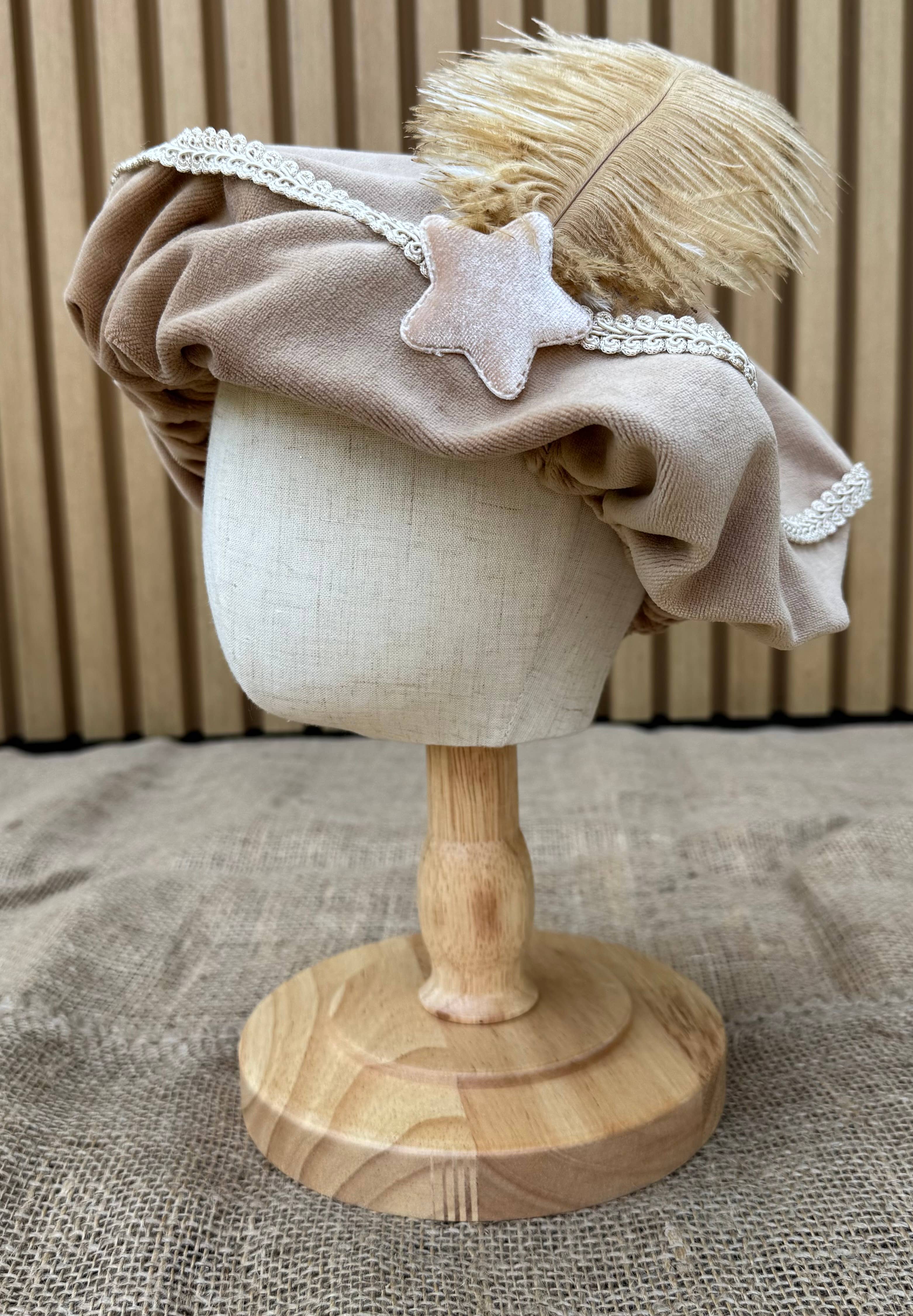 Leuvies – Großhandel Kostüm – Kinder – Pietenmütze beige mit Stern0