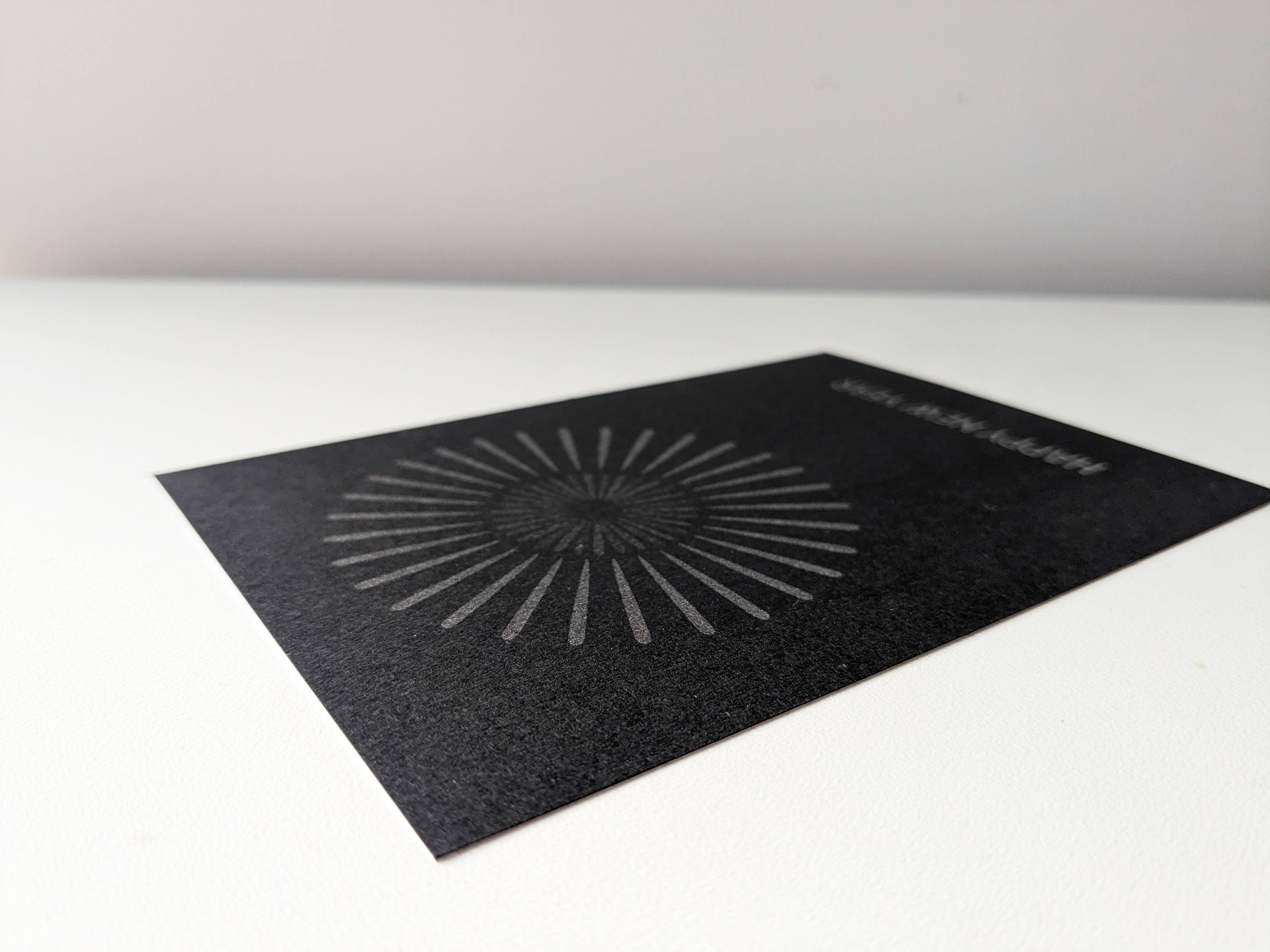 gute.attribute – Engroshandel Nytårskort – Happy New Year kort i retro design med sølv og sort1