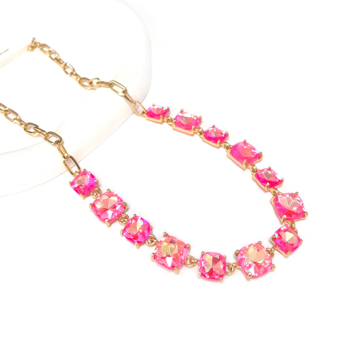 StarryNYC – Großhandel Gliederhalskette – Neon-Halskette mit kissenförmig geschliffenen Glassteinen und Gliederkette7