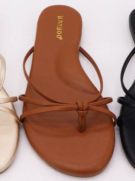 Tongs simples à trois brides sur le côté pour la vente par Andrea Bijoux