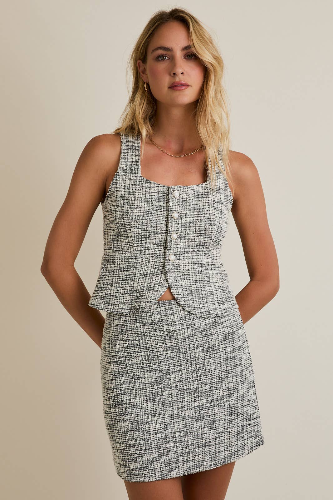 NOIR-BLANC HAUT SANS MANCHES EN TWEED À BOUTONS en vente sur Faire1