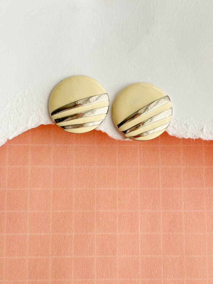 Crèmekleurige studs, vintage oorbellen voor wholesale door Glitter and Glow Co