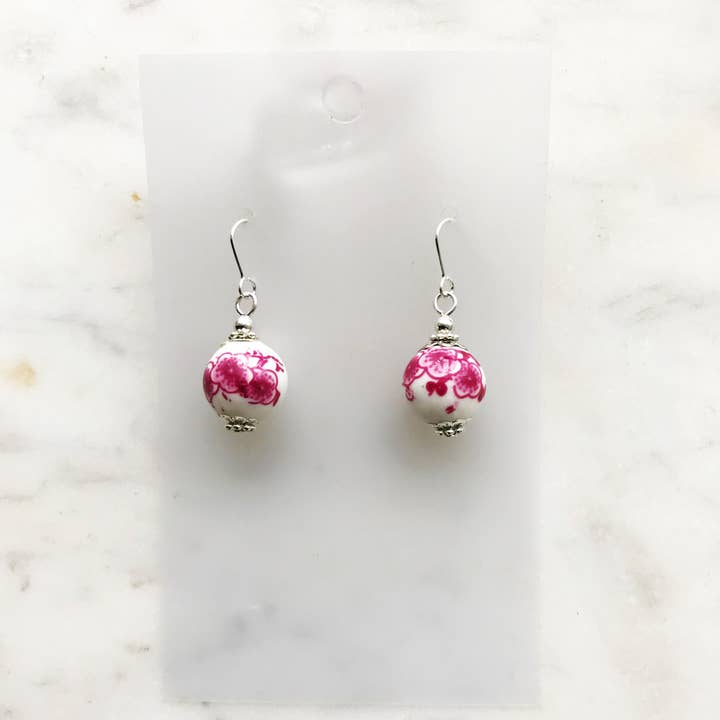 Carmen Miller Jewellery – wholesale Hängande örhängen – Vintage rosa porslin pärlor örhängen1