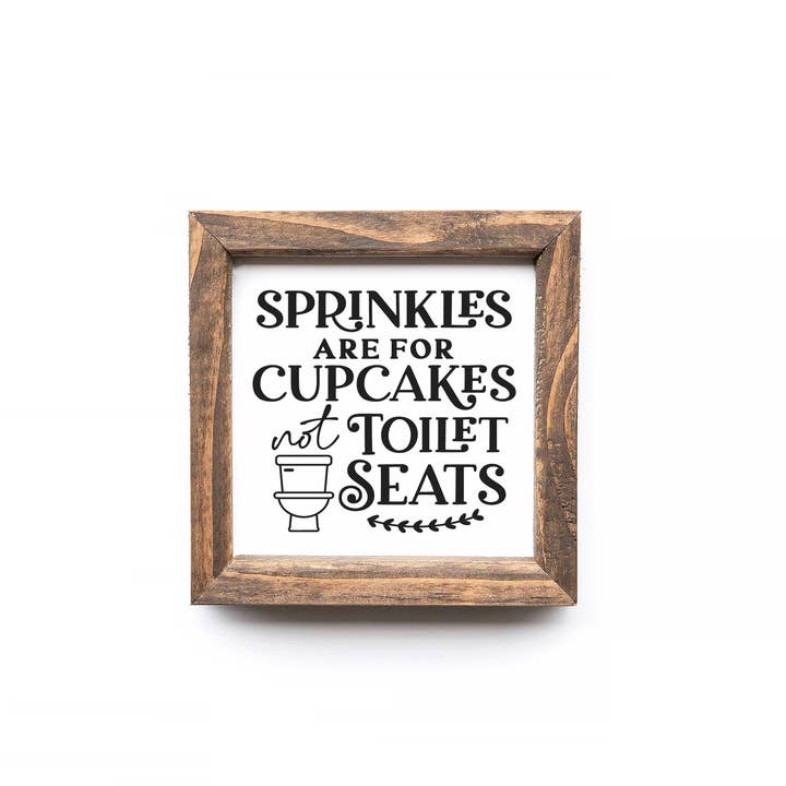 Sprinkler er til cupcakes, ikke toiletter Sjovt badeværelsesskilt for engroshandel hos Teele and Co.