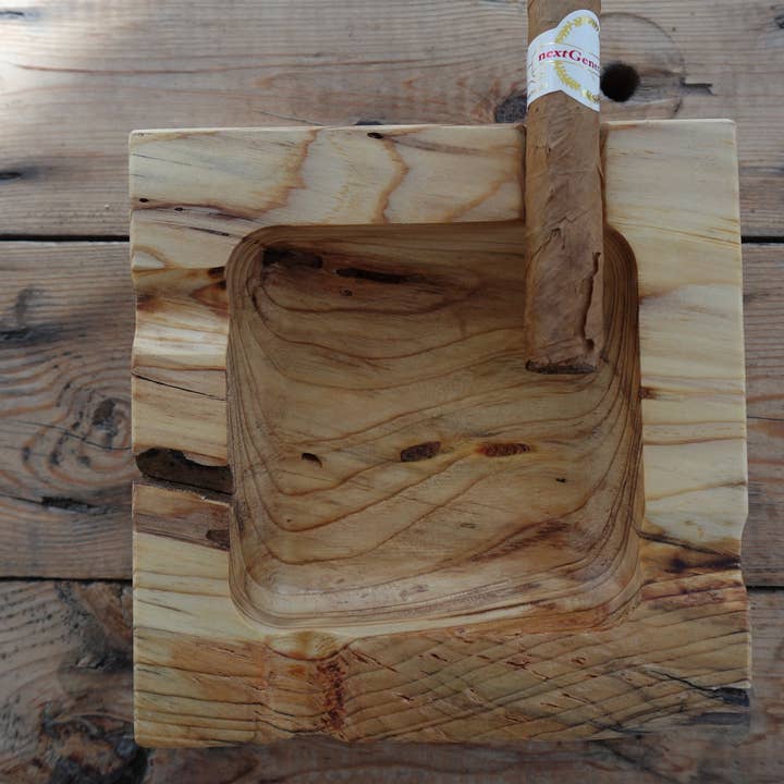 Officially Licensed Indianapolis Motor Speedway Cigar Ashtray 1182024IMSP3 for wholesale by The Gant Collective