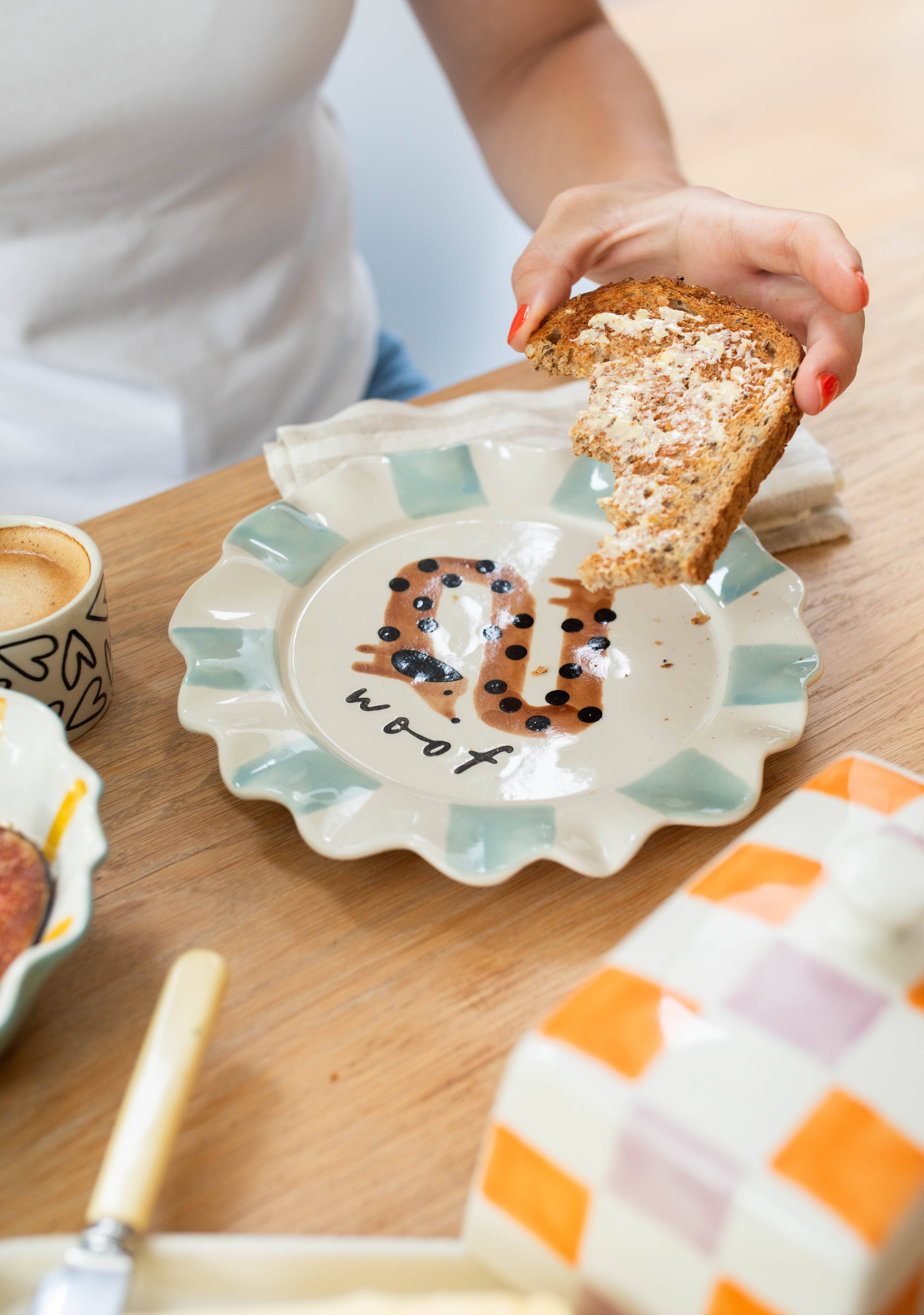 Caroline Gardner - Vendita all'ingrosso Ciotole/Piatti decorativi - Piatti Woof a forma di cane salsiccia2