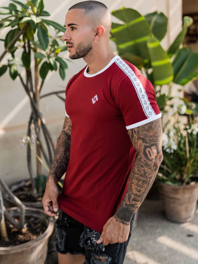 Slick Burgundy Logo Tee för wholesale av Slick Store