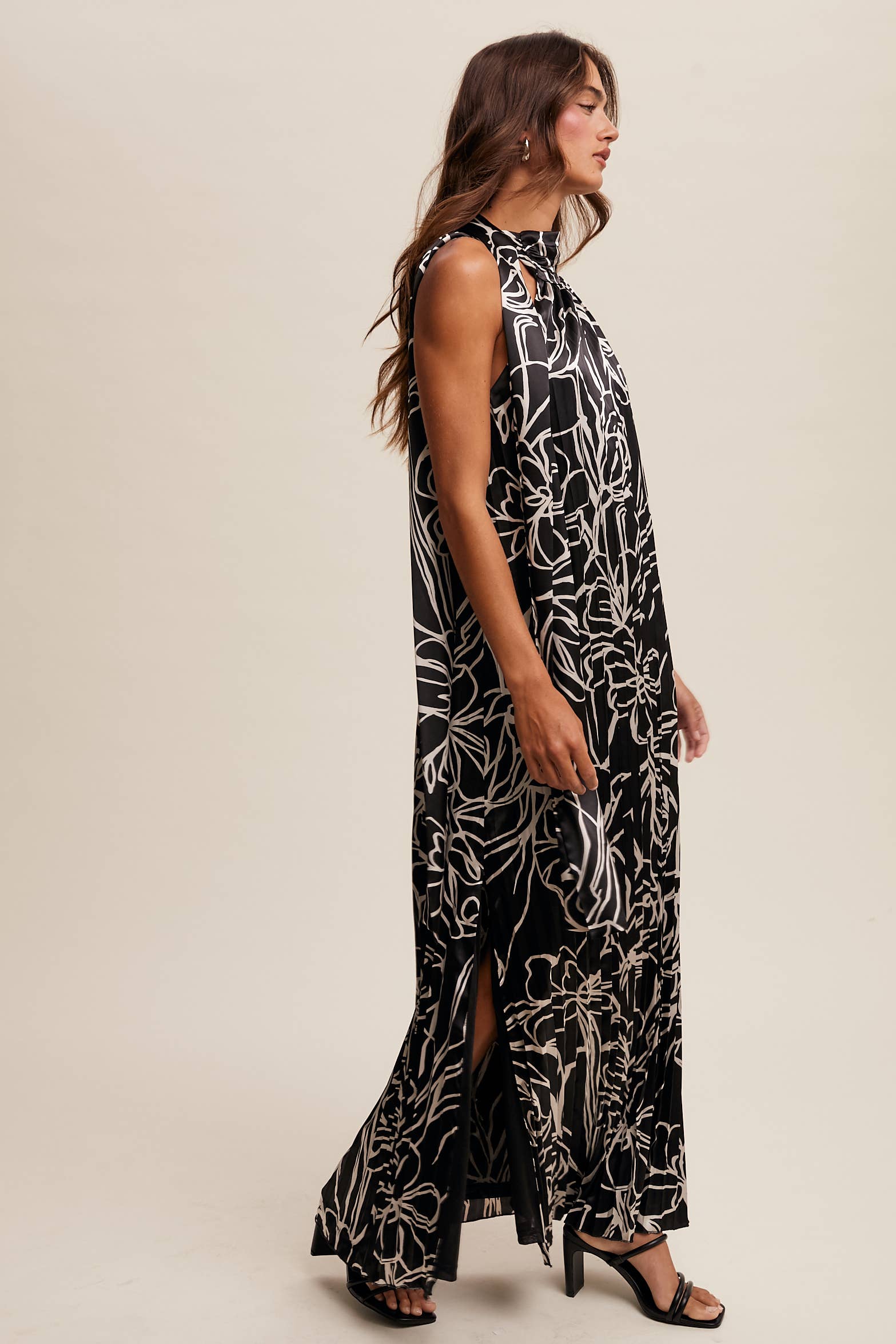 Listicle – Vestido - Mulher por atacado – Vestido maxi plissado de cetim com estampa floral e gola halter8