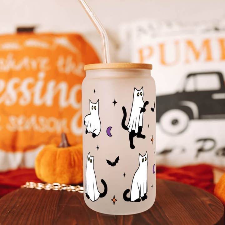 Canette en Verre avec Couvercle et Paille Chat Noir Fantôme pour la vente par Sip-Sip Hooray!