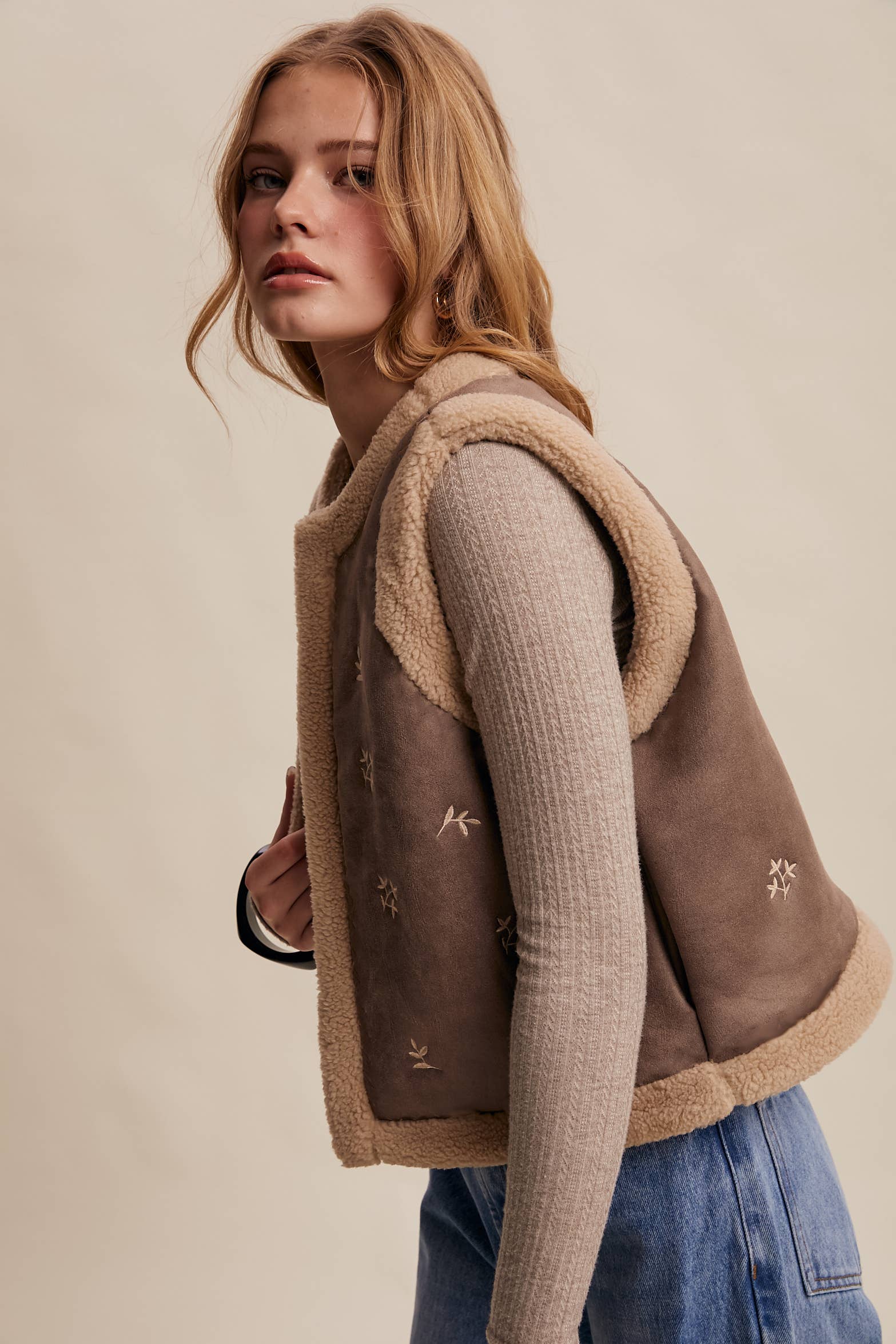 Listicle - Vendita all'ingrosso Gilè imbottito - Donna - Gilet in Finta Pelle Scamosciata Ricamata con Pelliccia Sintetica22