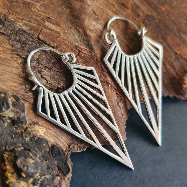 Pendientes de latón bohemios con triángulo plateado y relámpago; Estilo étnico boho chic gitano espiral hippie tribal para venta al por mayor de Kaali Boutique
