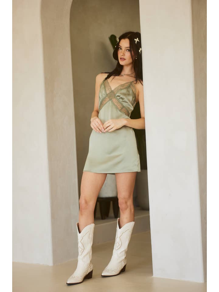 Mimosa - Vente Robe – femme - Robe nuisette mini en satin et dentelle à col en V avec bordure en dentelle transparente2