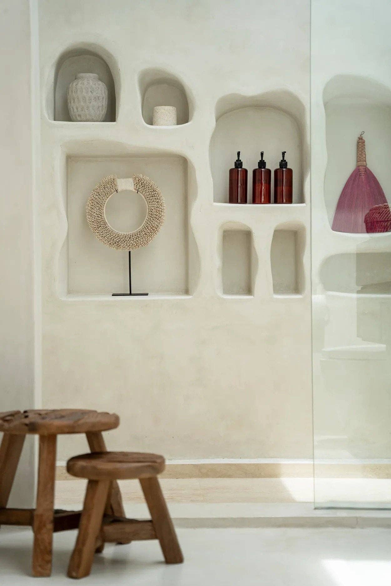 Bazar Bizar Living - Wholesale Decorative Tabletop Object - The Papua Shell Disc on Stand - White - M8