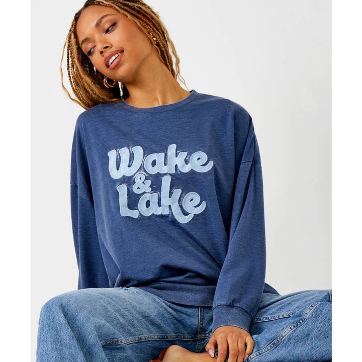 Pull ample à col rond, Wake & Lake pour la vente par Charlie Paige