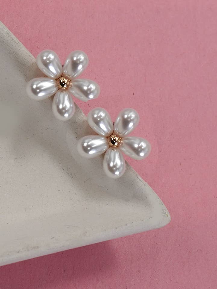 BOUCLES D'OREILLES CLOUS FLEUR MARGUERITE EN PERLES | 80E6657 pour la vente par JOSSLYN by wall to wall